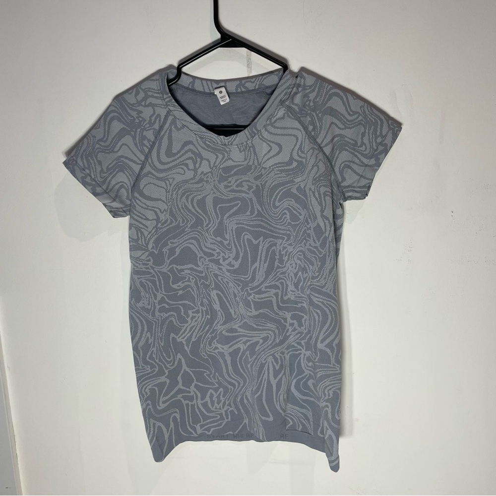lululemon athletica Gray Patterned Short Sleeve Tee